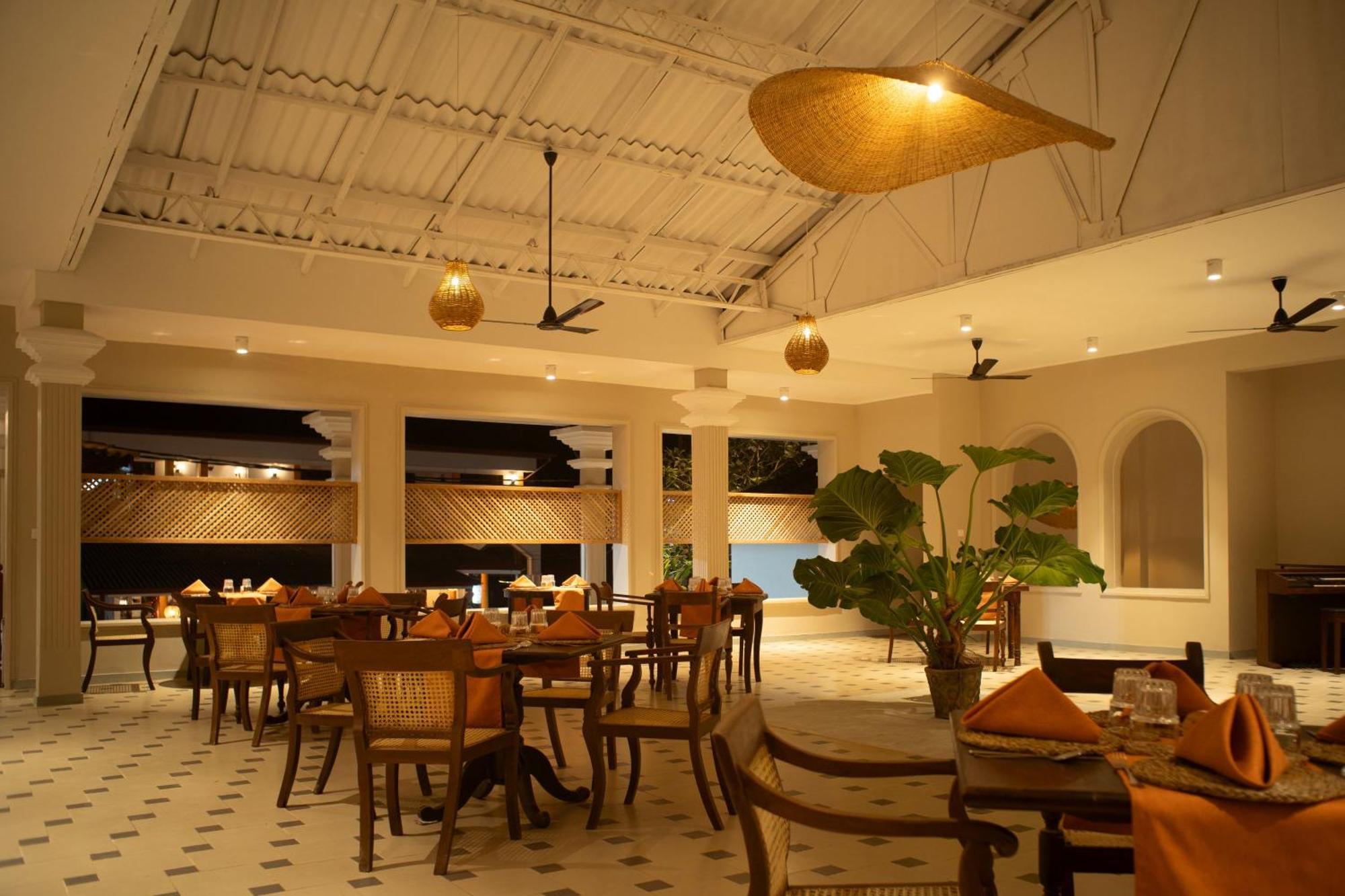 Neevana Hotel ヒッカドゥワ エクステリア 写真
