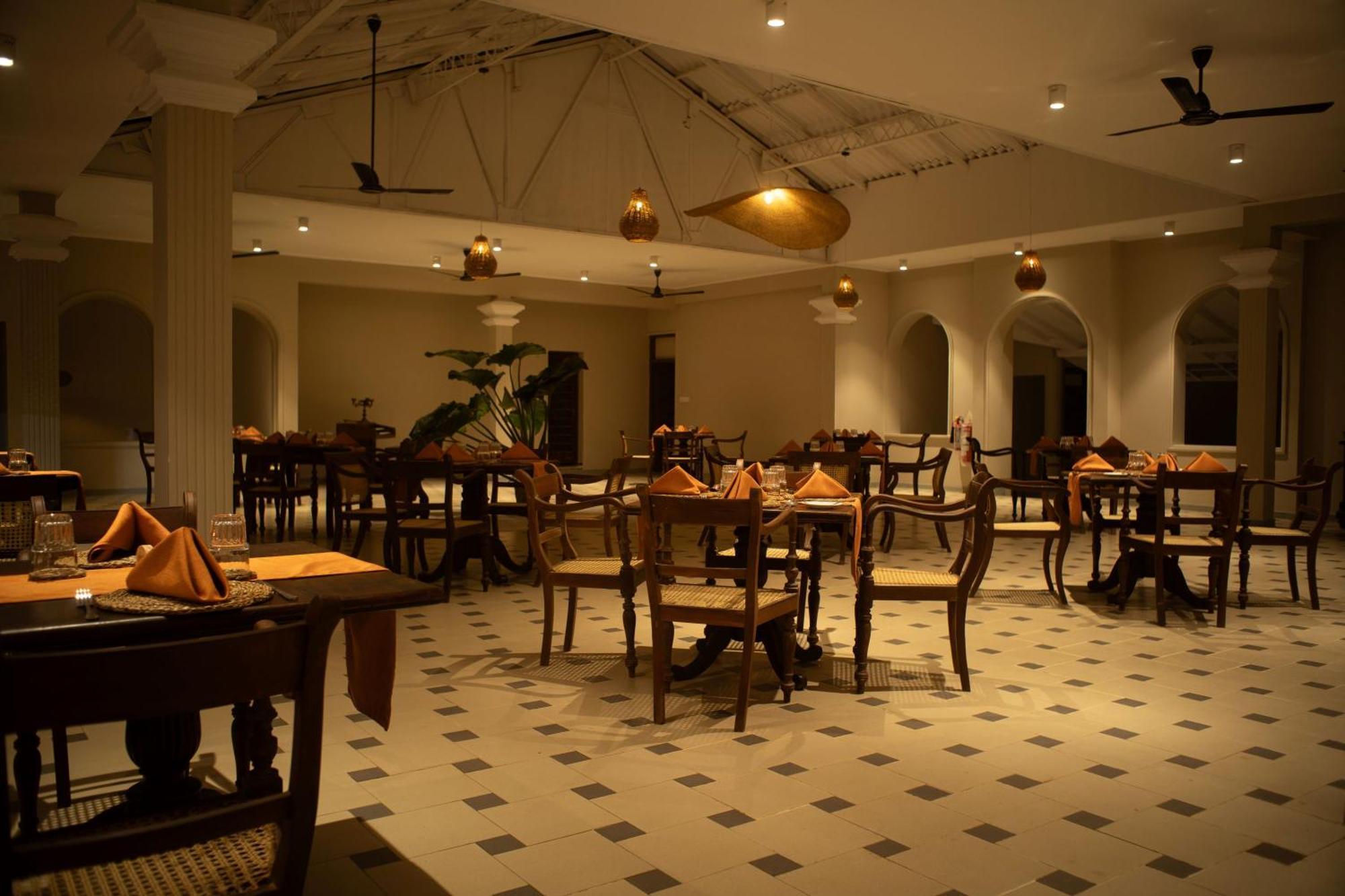 Neevana Hotel ヒッカドゥワ エクステリア 写真