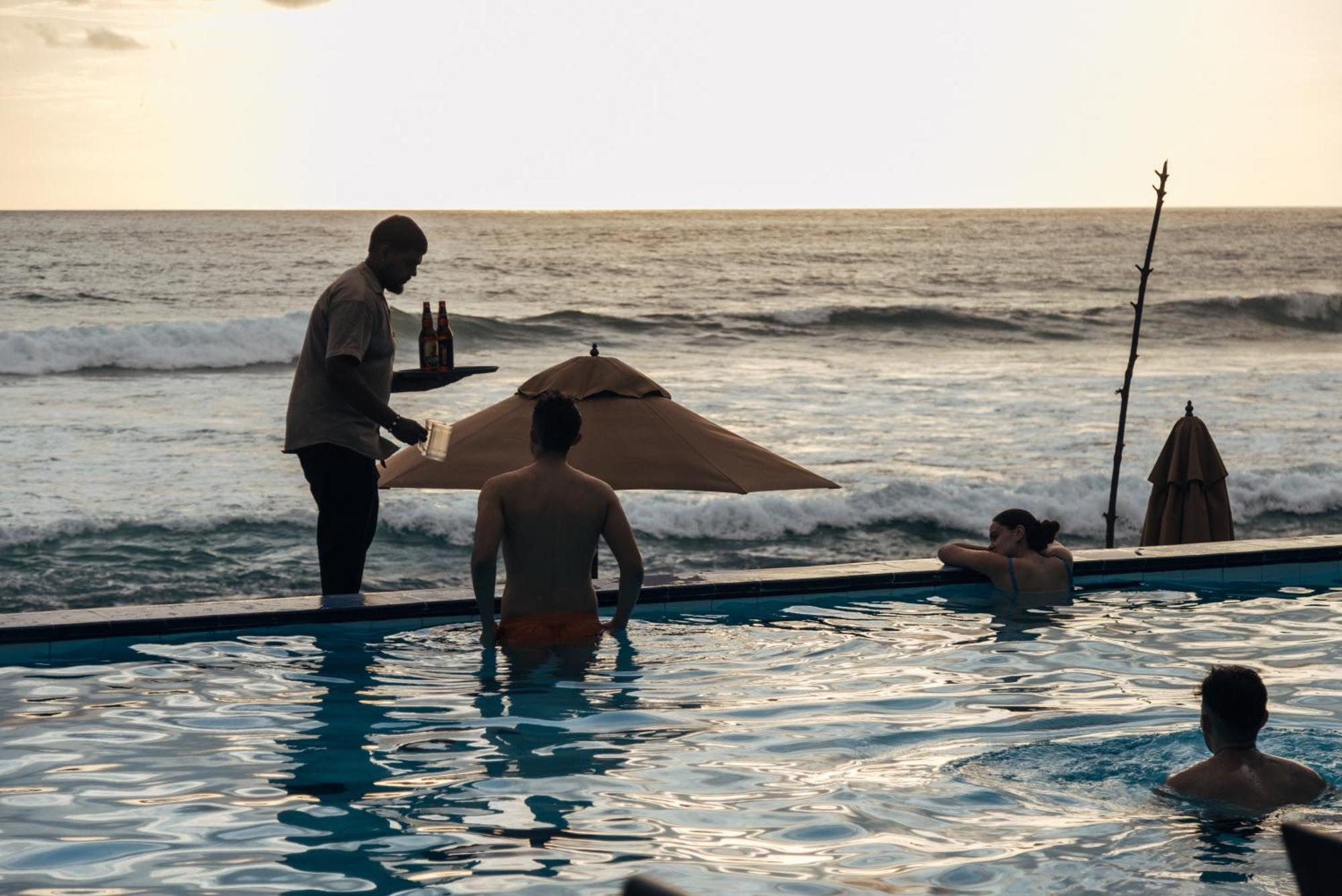 Neevana Hotel ヒッカドゥワ エクステリア 写真
